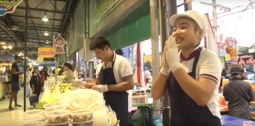 แห่กันชื่นชมแม่ค้าขายหอย พูดจาไพเราะบริการดุจครอบครัว