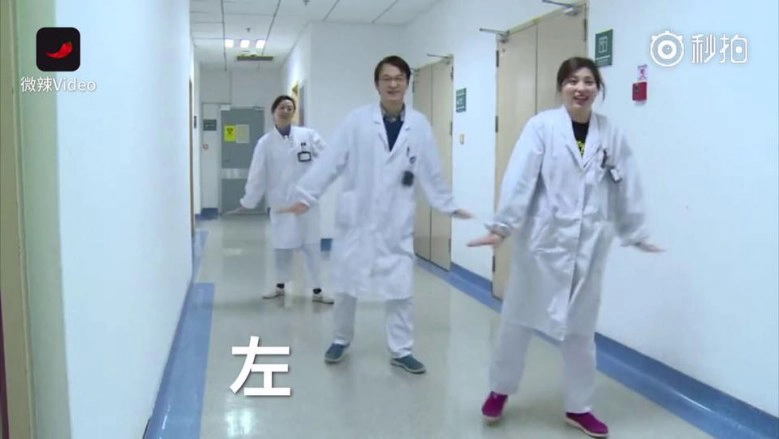 แพทย์แนะฝึก "เดินแบบเพนกวิน" จะได้ไม่ล้มเวลาเดินบนหิมะหรือน้ำแข็ง