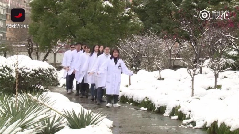 แพทย์แนะฝึก "เดินแบบเพนกวิน" จะได้ไม่ล้มเวลาเดินบนหิมะหรือน้ำแข็ง