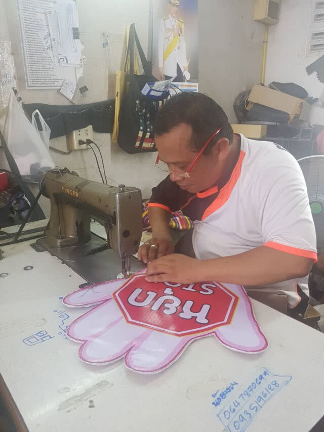 ตำรวจ สน.ธรรมศาลา พร้อมจิตอาสาฯ 
ใช้เครื่องหมายมือโบก  แก้วิกฤตจราจร