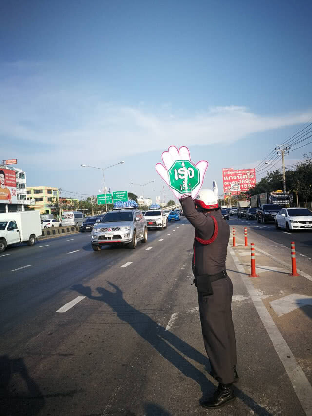 ตำรวจ สน.ธรรมศาลา พร้อมจิตอาสาฯ 
ใช้เครื่องหมายมือโบก  แก้วิกฤตจราจร