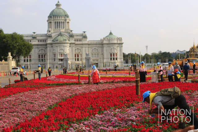 จิตอาสาเตรียมสถานที่จัดงาน "อุ่นไอรัก คลายความหนาว"