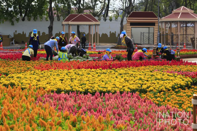 จิตอาสาเตรียมสถานที่จัดงาน "อุ่นไอรัก คลายความหนาว"