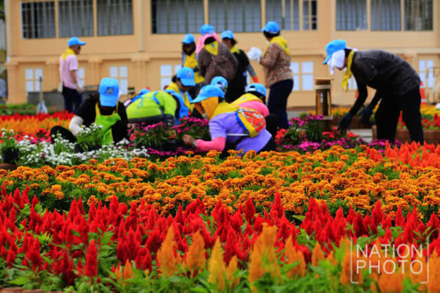 จิตอาสาเตรียมสถานที่จัดงาน "อุ่นไอรัก คลายความหนาว"