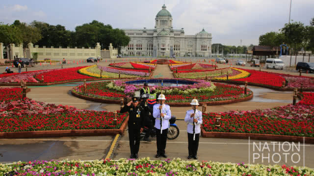 จิตอาสาเตรียมสถานที่จัดงาน "อุ่นไอรัก คลายความหนาว"