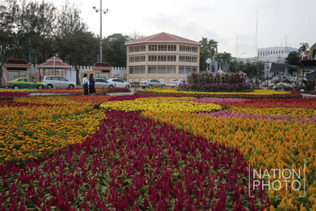 จิตอาสาเตรียมสถานที่จัดงาน "อุ่นไอรัก คลายความหนาว"