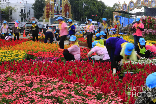 จิตอาสาเตรียมสถานที่จัดงาน "อุ่นไอรัก คลายความหนาว"