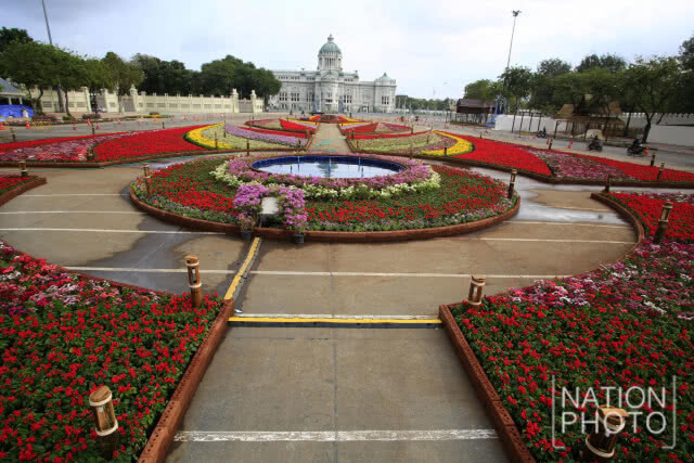 จิตอาสาเตรียมสถานที่จัดงาน "อุ่นไอรัก คลายความหนาว"