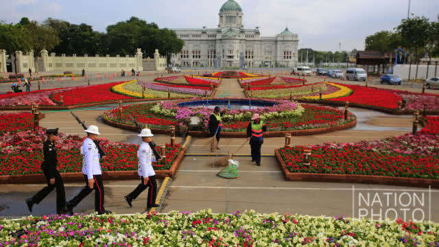 จิตอาสาเตรียมสถานที่จัดงาน "อุ่นไอรัก คลายความหนาว"