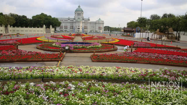 จิตอาสาเตรียมสถานที่จัดงาน "อุ่นไอรัก คลายความหนาว"