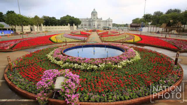 จิตอาสาเตรียมสถานที่จัดงาน "อุ่นไอรัก คลายความหนาว"