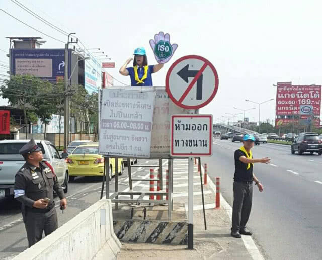 ตำรวจ สน.ธรรมศาลา พร้อมจิตอาสาฯ 
ใช้เครื่องหมายมือโบก  แก้วิกฤตจราจร