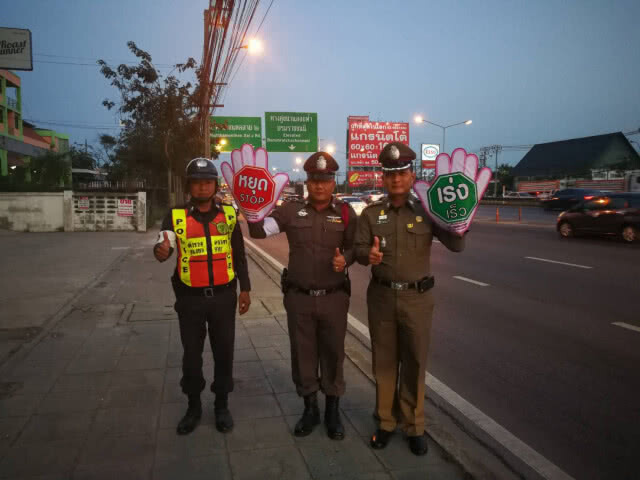 ตำรวจ สน.ธรรมศาลา พร้อมจิตอาสาฯ 
ใช้เครื่องหมายมือโบก  แก้วิกฤตจราจร