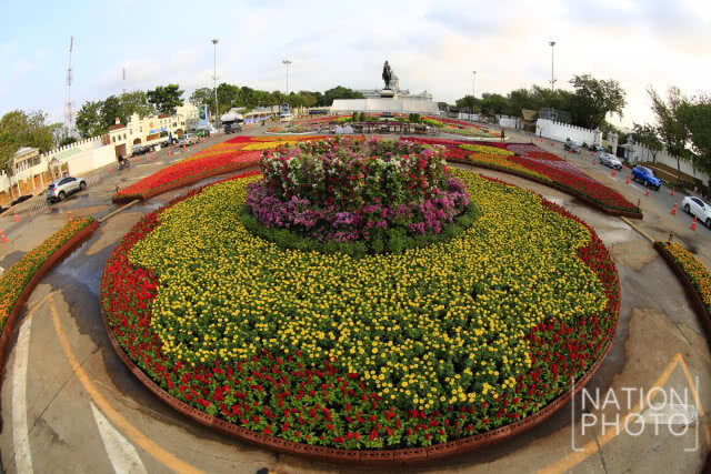 จิตอาสาเตรียมสถานที่จัดงาน "อุ่นไอรัก คลายความหนาว"