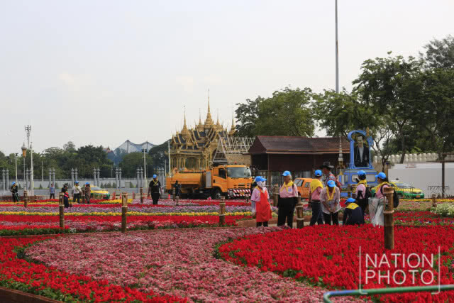 จิตอาสาเตรียมสถานที่จัดงาน "อุ่นไอรัก คลายความหนาว"