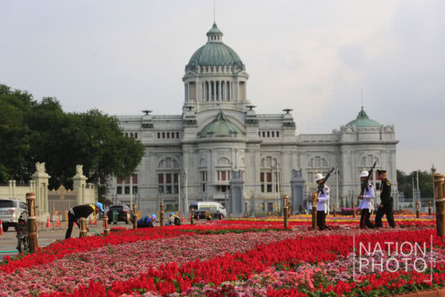 จิตอาสาเตรียมสถานที่จัดงาน "อุ่นไอรัก คลายความหนาว"
