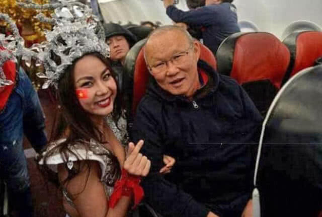 รุมสวด "เวียดเจ็ต" เอานางแบบบิกินี่ รับแข้งเวียดนาม ยู23