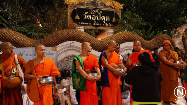 ชาวเชียงใหม่ ร่วมตักบาตรเป็งปุ๊ด