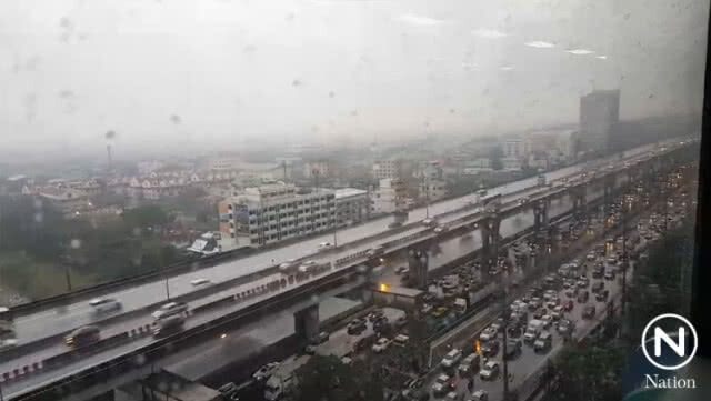 ฝนถล่มกรุงเทพ รถติดหนัก
