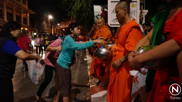 ชาวเชียงใหม่ ร่วมตักบาตรเป็งปุ๊ด