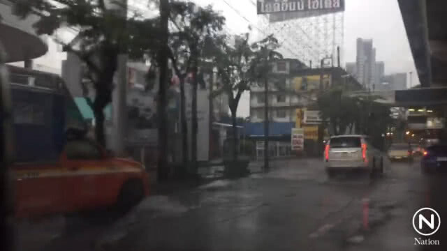 ฝนถล่มกรุง! ศรีนครินทร์ น้ำท่วมรอระบาย รถติดขัดหนัก