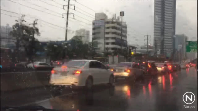 ฝนถล่มกรุง! ศรีนครินทร์ น้ำท่วมรอระบาย รถติดขัดหนัก