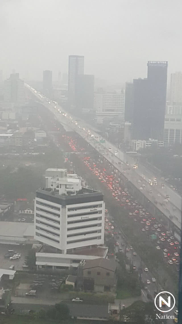 ฝนถล่มกรุงเทพ รถติดหนัก