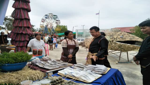 ผู้ว่าฯศรีสะเกษ หนุนบุญเดือนสาม เทศกาล "ปลาช่อนรสดี ข้าวจี่รสเด็ด" ที่ทุ่งไชย
