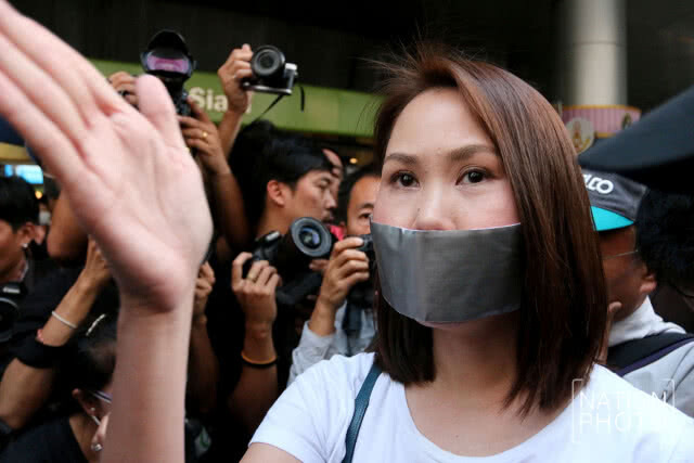 มวลชน"ม็อบอยากเลือกตั้ง"
แสดงสัญลักษณ์
"ร้องเพลงชาติเงียบ"