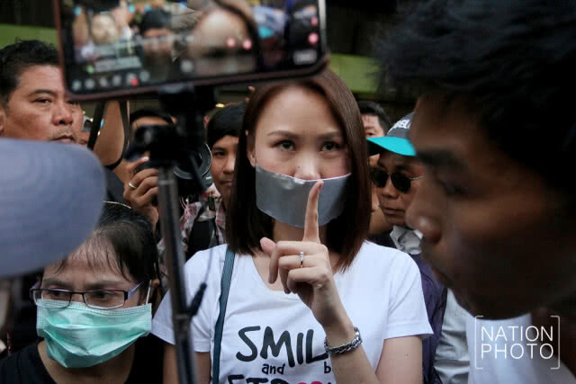 มวลชน"ม็อบอยากเลือกตั้ง"
แสดงสัญลักษณ์
"ร้องเพลงชาติเงียบ"