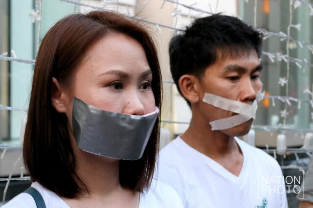 มวลชน"ม็อบอยากเลือกตั้ง"
แสดงสัญลักษณ์
"ร้องเพลงชาติเงียบ"