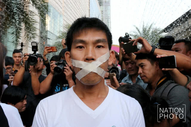 มวลชน"ม็อบอยากเลือกตั้ง"
แสดงสัญลักษณ์
"ร้องเพลงชาติเงียบ"