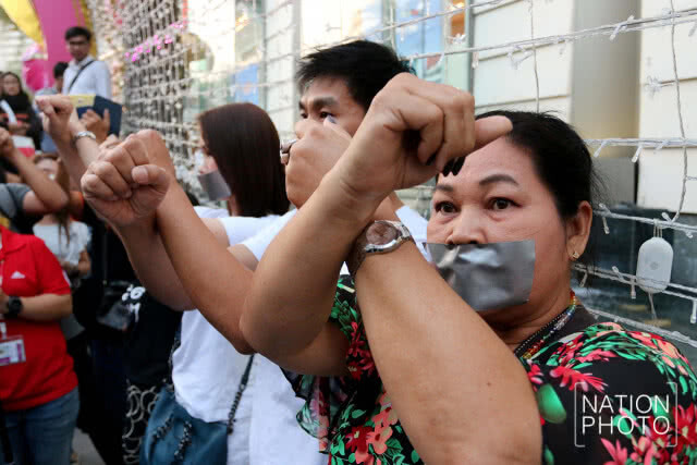 มวลชน"ม็อบอยากเลือกตั้ง"
แสดงสัญลักษณ์
"ร้องเพลงชาติเงียบ"