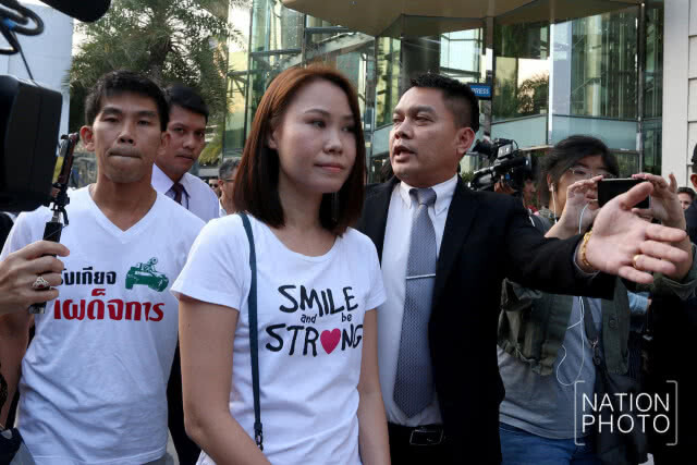 มวลชน"ม็อบอยากเลือกตั้ง"
แสดงสัญลักษณ์
"ร้องเพลงชาติเงียบ"