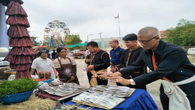 ผู้ว่าฯศรีสะเกษ หนุนบุญเดือนสาม เทศกาล "ปลาช่อนรสดี ข้าวจี่รสเด็ด" ที่ทุ่งไชย