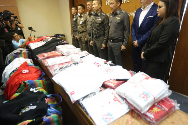 จับเสื้อปลอมลิขสิทธิ์ "ลิเวอร์พูล" ยึดของกลางกว่า 1.1 พันตัวเสียหาย 2 ล้านบาท