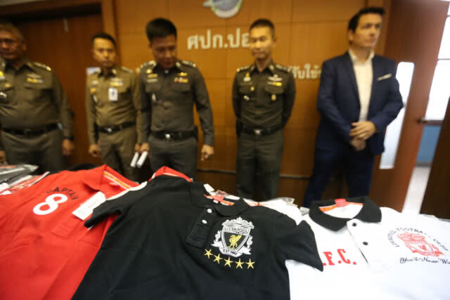 จับเสื้อปลอมลิขสิทธิ์ "ลิเวอร์พูล" ยึดของกลางกว่า 1.1 พันตัวเสียหาย 2 ล้านบาท