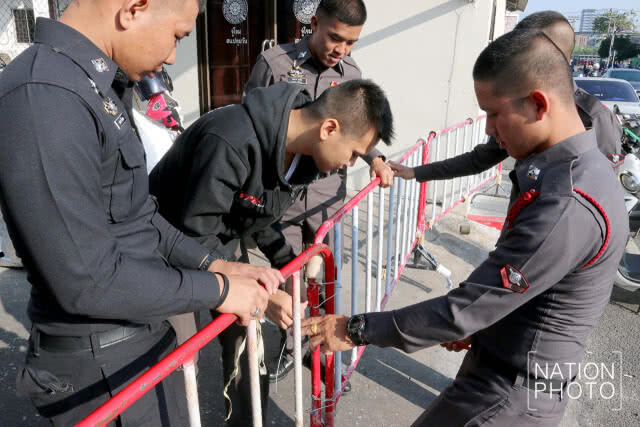 39 ผู้ชุมนุมสกายวอล์ค รับทราบข้อหา ที่ สน.ปทุมวัน