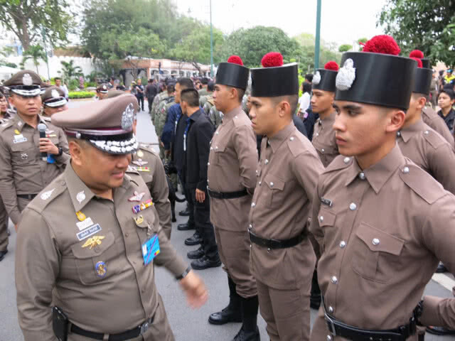 ชมตำรวจย้อนยุค ร.5 งาน "อุ่นไอรัก คลายความหนาว"