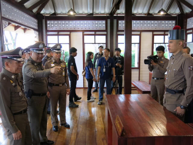 ชมตำรวจย้อนยุค ร.5 งาน "อุ่นไอรัก คลายความหนาว"