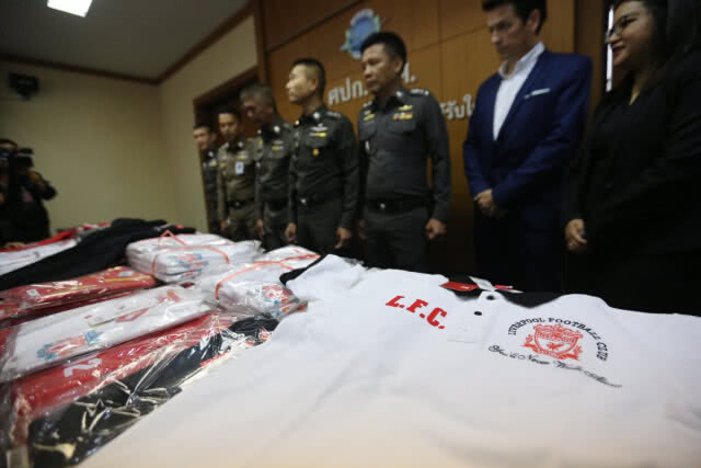 จับเสื้อปลอมลิขสิทธิ์ "ลิเวอร์พูล" ยึดของกลางกว่า 1.1 พันตัวเสียหาย 2 ล้านบาท