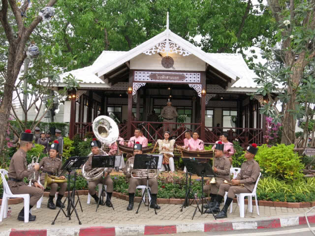 ชมตำรวจย้อนยุค ร.5 งาน "อุ่นไอรัก คลายความหนาว"