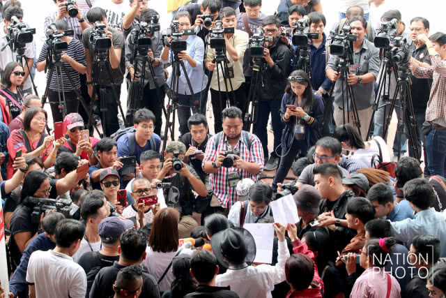 39 ผู้ชุมนุมสกายวอล์ค รับทราบข้อหา ที่ สน.ปทุมวัน