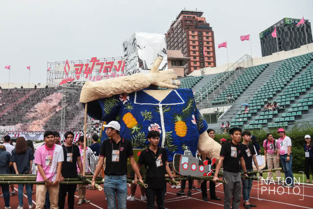 ยลโฉม "หุ่นล้อการเมือง" งานบอลจุฬาฯ-ธรรมศาสตร์ ครั้งที่ 72