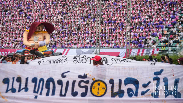 ยลโฉม "หุ่นล้อการเมือง" งานบอลจุฬาฯ-ธรรมศาสตร์ ครั้งที่ 72