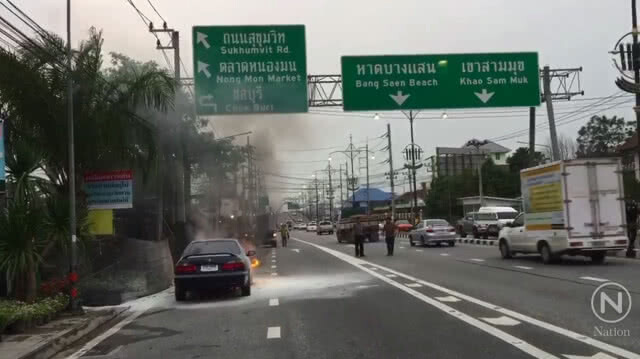 หนุ่มพาครอบครัวเที่ยวหาที่พักบางแสน ไฟลุกไหม้เครื่องยนต์