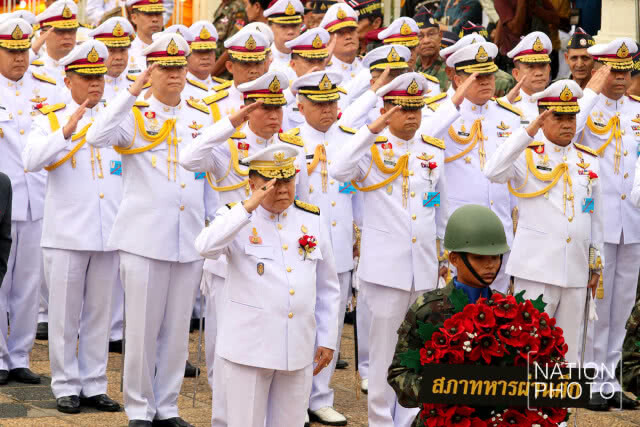 พล.อ.สุรยุทธ์ เป็นผู้แทนพระองค์วางพวงมาลา เนื่องในวันทหารผ่านศึก