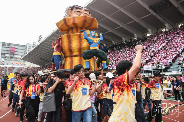 ยลโฉม "หุ่นล้อการเมือง" งานบอลจุฬาฯ-ธรรมศาสตร์ ครั้งที่ 72