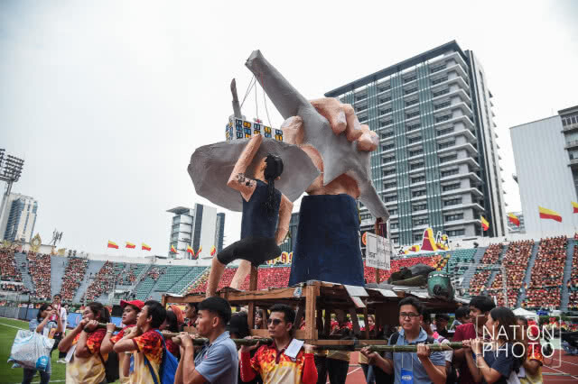 ยลโฉม "หุ่นล้อการเมือง" งานบอลจุฬาฯ-ธรรมศาสตร์ ครั้งที่ 72