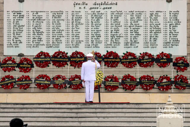 พล.อ.สุรยุทธ์ เป็นผู้แทนพระองค์วางพวงมาลา เนื่องในวันทหารผ่านศึก